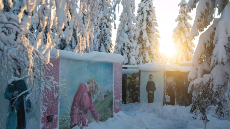 Roseslottet - handmade sensory necklace